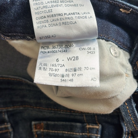 Women’s Signature by Levi Modern Slim Cuffed Ankle Length Jeans - Picture 4 of 8